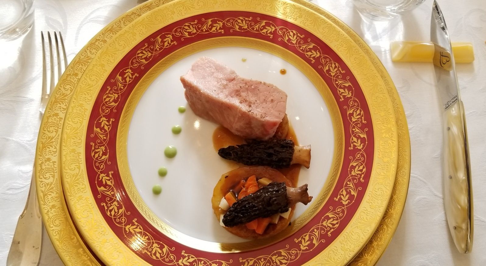 Veal with morels on a gilded plate